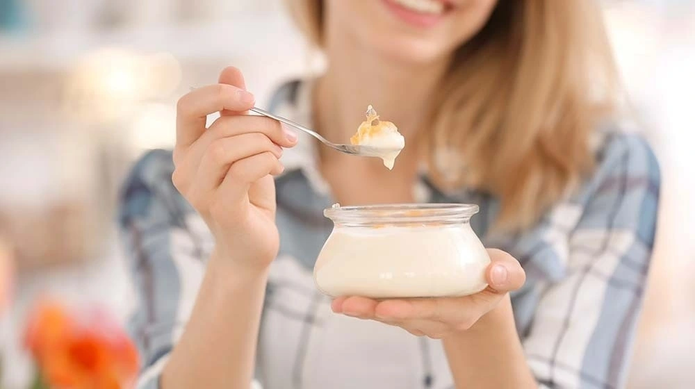 Không nên đun nóng sữa chua trước khi ăn. Ảnh: Istock