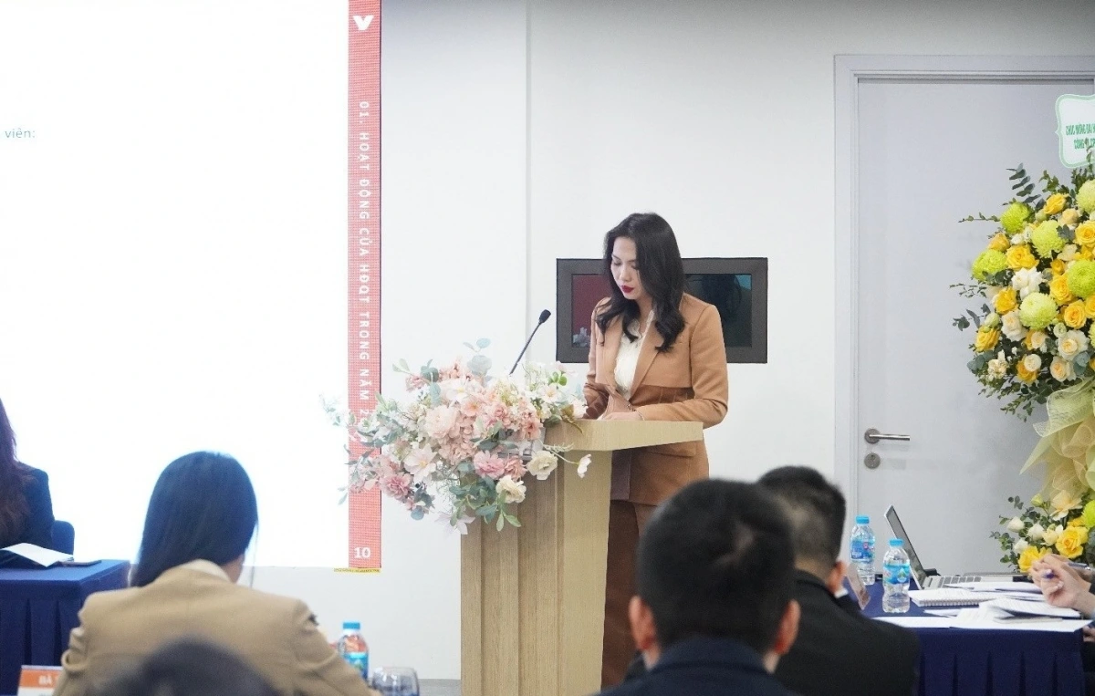 Bà Nghiêm Phương Nhi, Chủ tịch HĐQT VFS phát biểu tại ĐHĐCĐ 2025