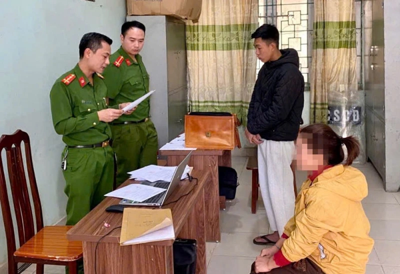 Cơ quan Công an tống đạt quyết định khởi tố, lệnh tạm giam đối với Bùi Huy Hoàng (áo đen).