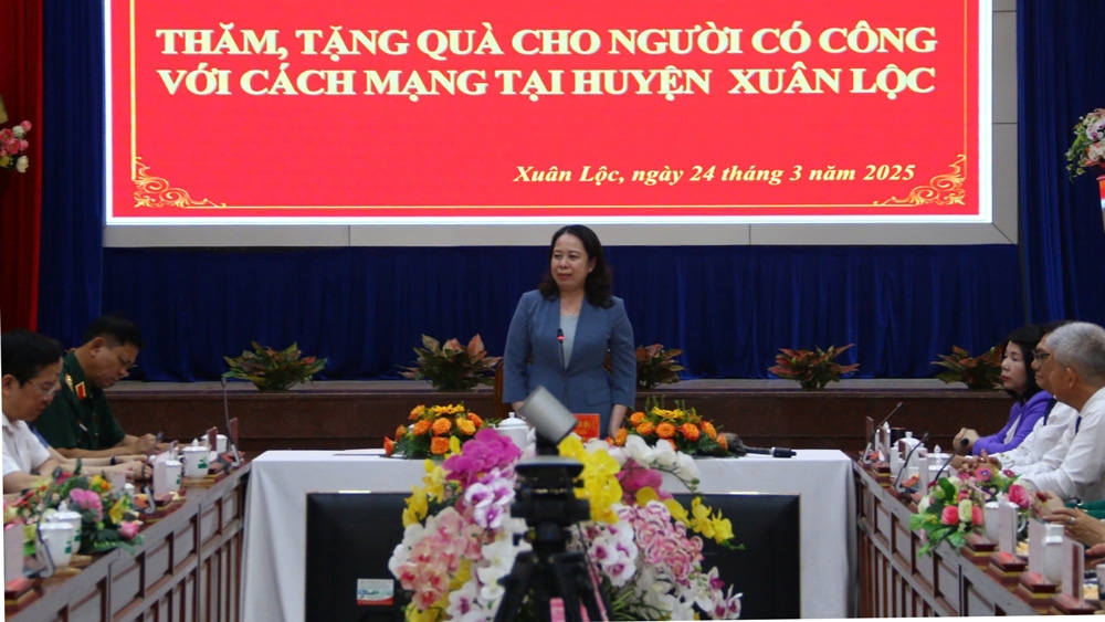 Phó Chủ tịch nước thăm, tặng quà người có công tại huyện Xuân Lộc (Ảnh: Sỹ Tuyên)