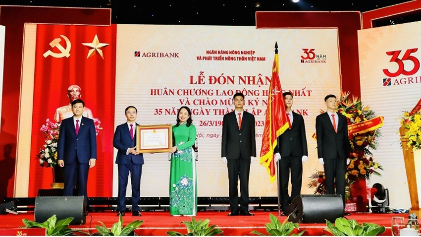 Agribank vinh dự đón nhận Huân chương Lao động Hạng Nhất