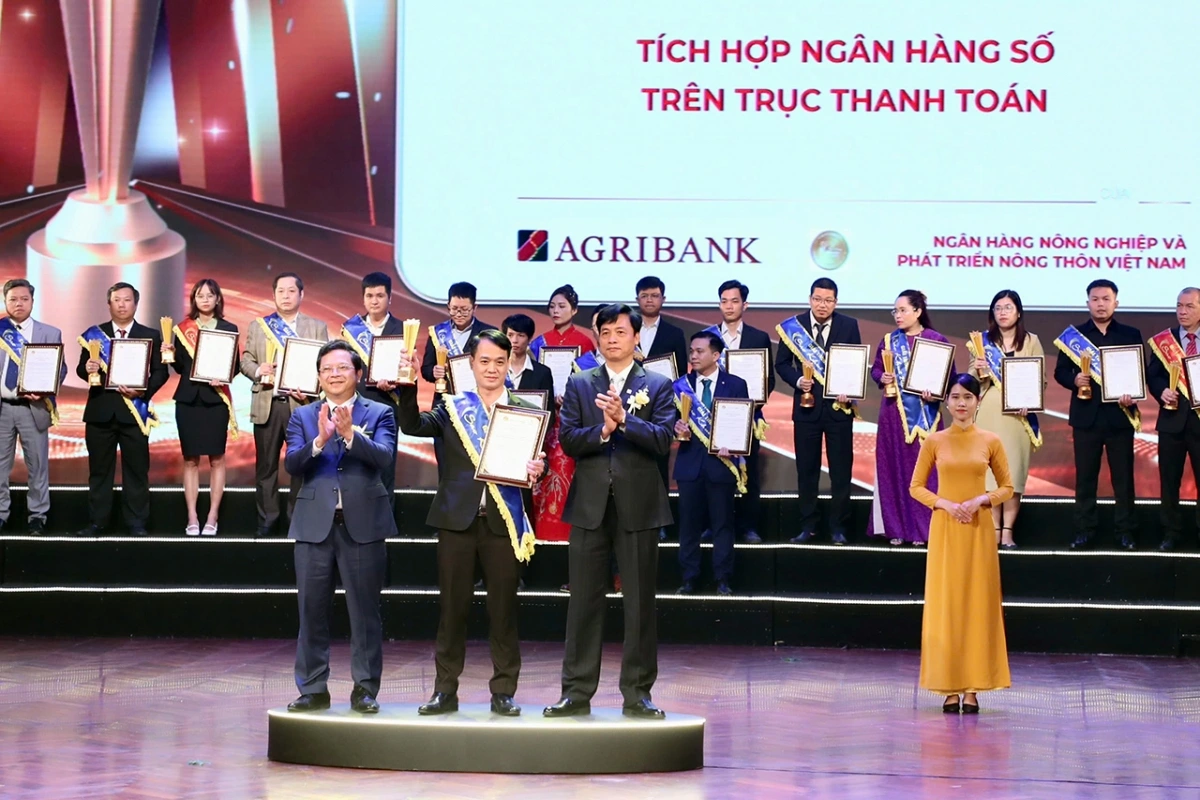 Đại diện Agribank lên nhận Giải thưởng Sao Khuê 2024 cho Hệ thống CNTT/SPDV xuất sắc trong lĩnh vực Ngân hàng số - Tích hợp ngân hàng số trên trục thanh toán
