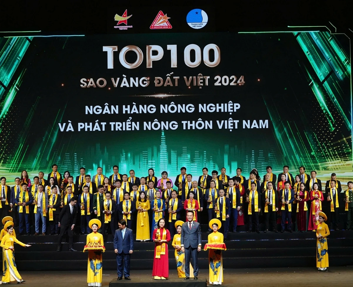 Đại diện Agribank lên nhận Giải thưởng Sao Vàng đất Việt năm 2024