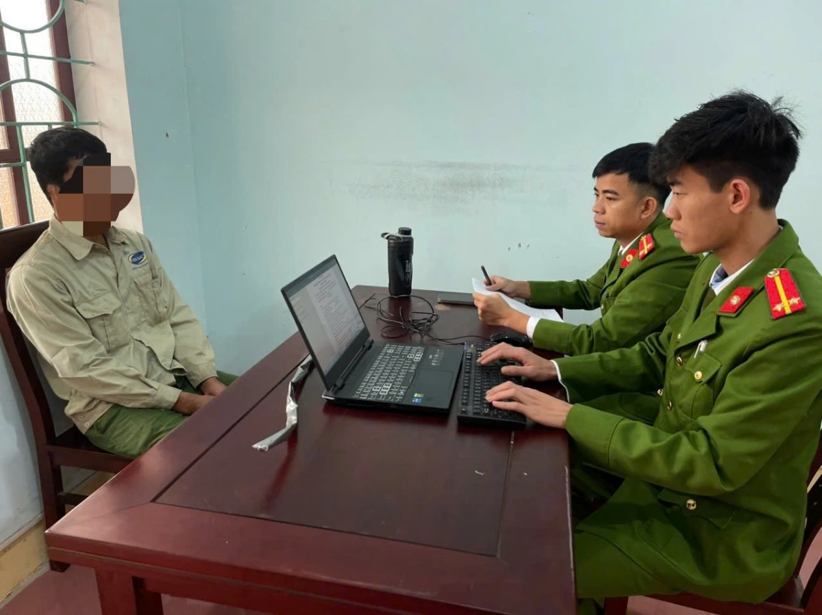 Nguyễn Thế H. làm việc với công an.