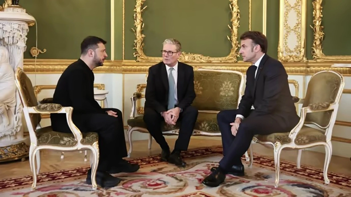 Tổng thống Ukraine Volodymyr Zelensky (trái) gặp Thủ tướng Anh Keir Starme (giữa) và Tổng thống Pháp Emmanuel Macron tại Anh. Ảnh: AFP