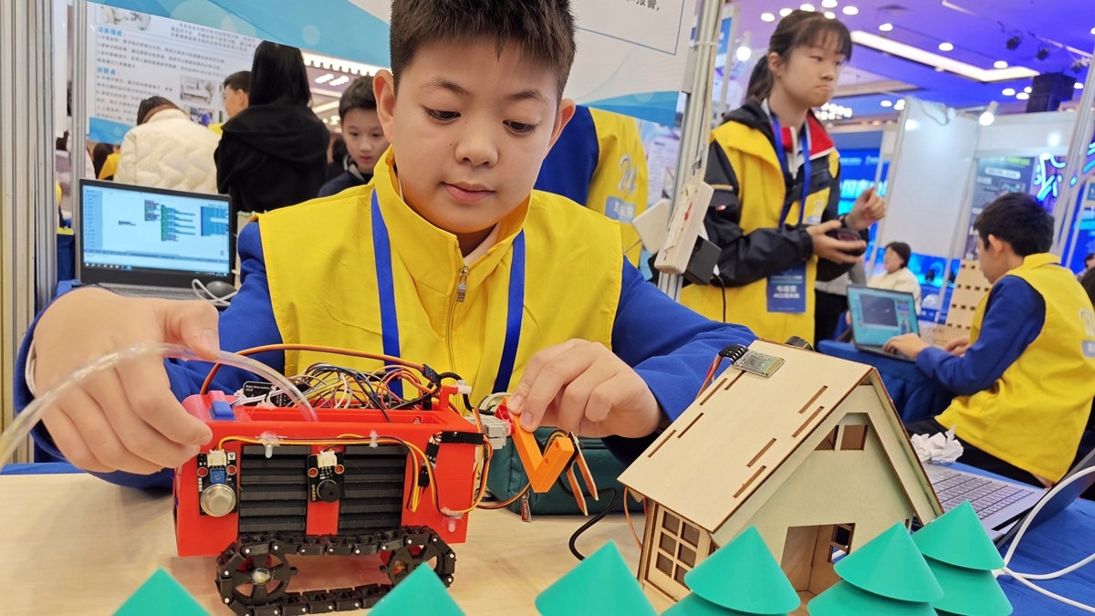Từ năm 2024, Bộ Giáo dục Trung Quốc đã ban hành chính sách khuyến khích đào tạo AI ngay từ bậc tiểu học và trung học - Ảnh minh họa: VCG