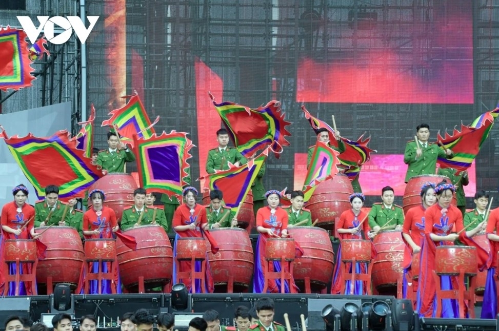 The event took place as part of a music gala held to celebrate the 80th anniversary of the People’s Public Security force held at Dong Kinh Nghia Thuc Square in Hanoi on March 8.