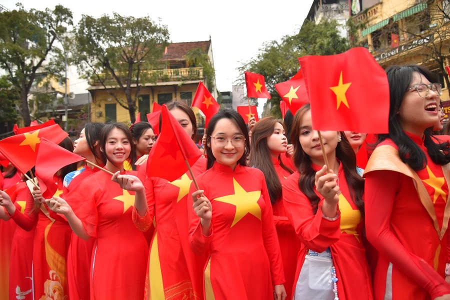 Around 500 students from the Vietnam Women's Academy wearing Ao Dai featuring national flags participate in the parade.