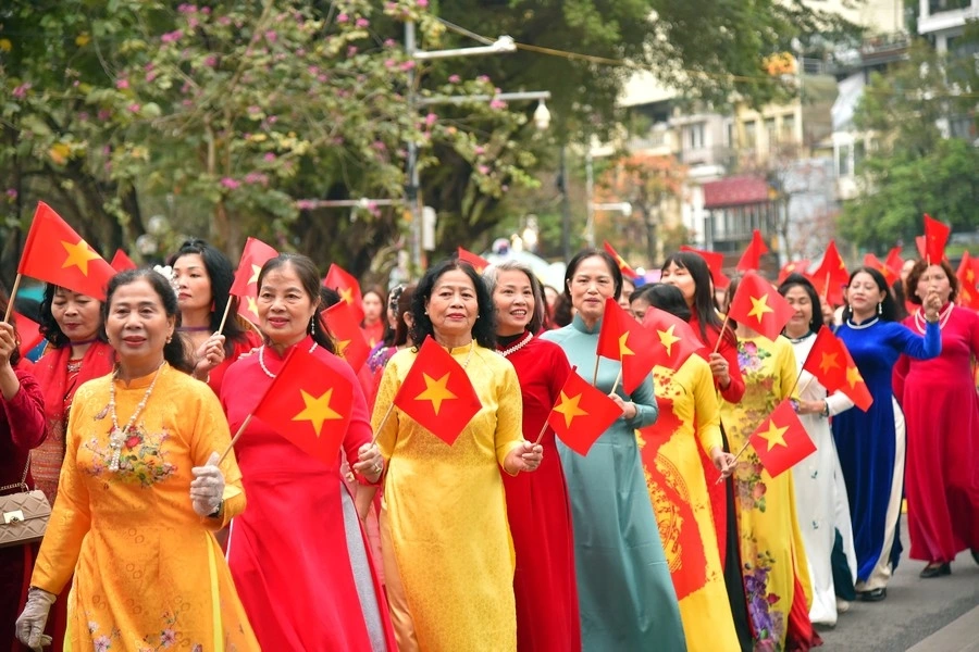 Participants travel from Dong Kinh Nghia Thuc Square to King Ly Thai To flower garden.