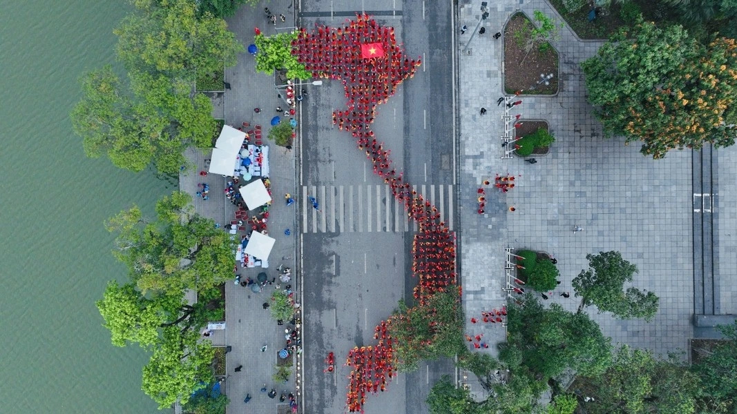 The highlight of the event is a formation of a map of Vietnam carried out by 500 students from the Vietnam Women's Academy.