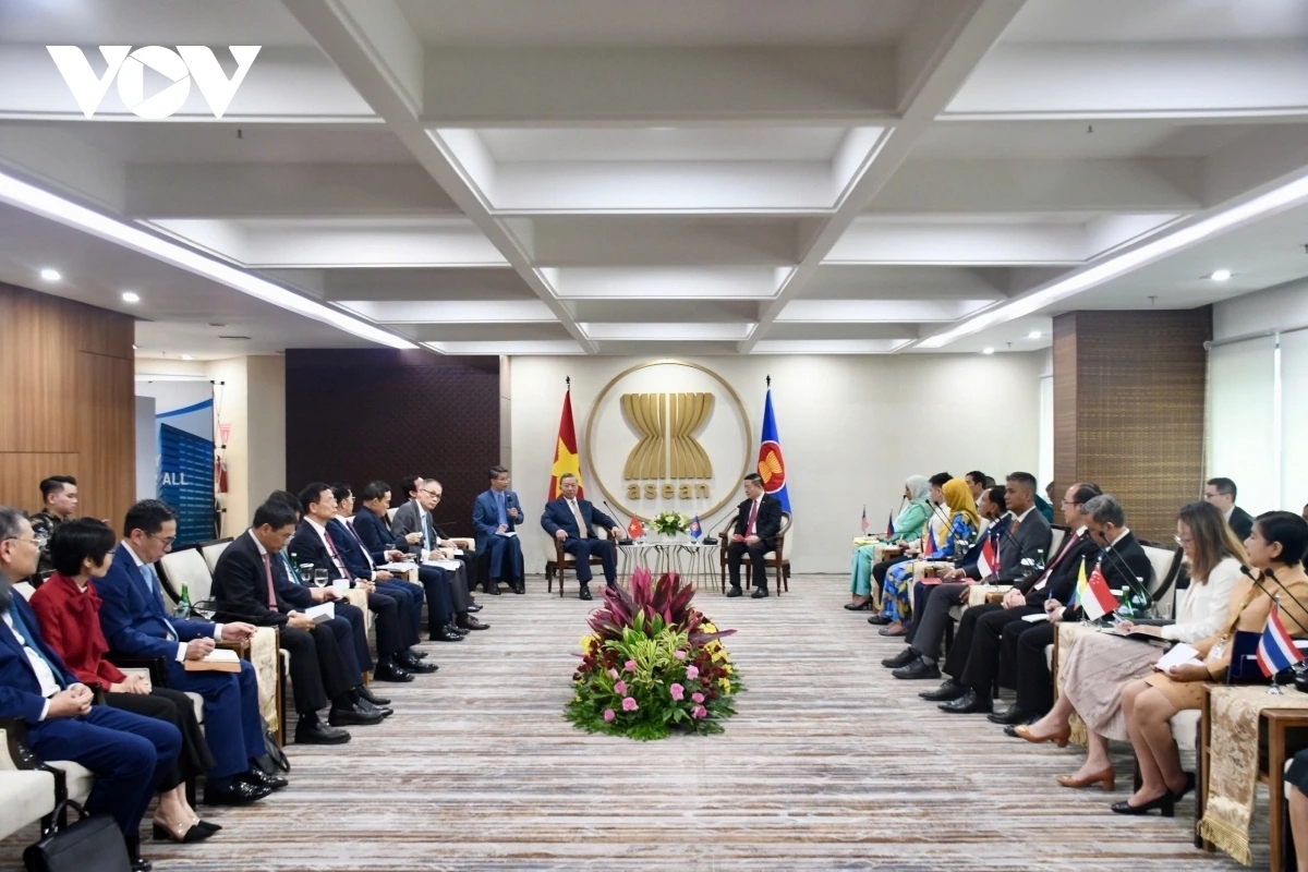 Đây là lần đầu tiên Tổng Bí thư Đảng cộng sản Việt Nam thăm Ban Thư ký ASEAN. Chuyến thăm của Tổng Bí thư Tô Lâm tới Ban Thư ký ASEAN lần này thể hiện mạnh mẽ cam kết chiến lược của Việt Nam đối với ASEAN, khẳng định ASEAN tiếp tục là một ưu tiên hàng đầu trong chính sách đối ngoại của Việt Nam trong kỷ nguyên mới.