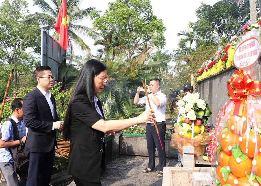 Bà Bùi Thị Quỳnh Vân, Bí thư Tỉnh ủy và ông Nguyễn Hoàng Giang, Chủ tịch UBND tỉnh Quảng Ngãi dâng hương tưởng nhớ vụ thảm sát Sơn Mỹ