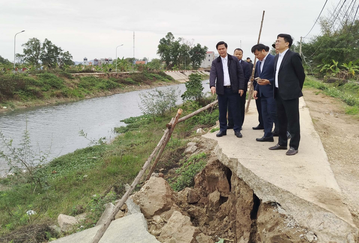 Phó Chủ tịch UBND tỉnh Bắc Ninh Lê Xuân Lợi (ngoài cùng, bên trái) kiểm tra thực tế tại điểm sạt lở kênh Tào Khê, thị xã Quế Võ, tỉnh Bắc Ninh