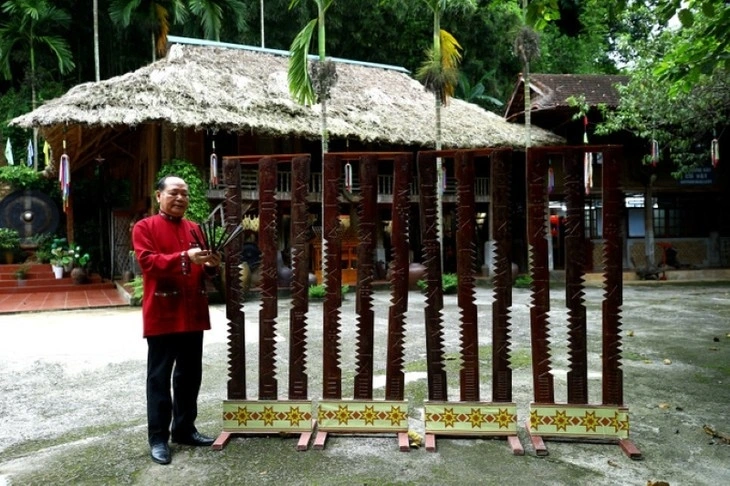 Bui Thanh Binh introduces the Muong's bamboo calendar displayed at the Muong Cultural Heritage Museum. (Photo: An Thanh Dat/ dantocmiennui.vn)