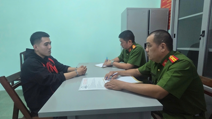 Hồ Ngọc Tuấn tại cơ quan điều tra - Ảnh: ĐAN THUẦN