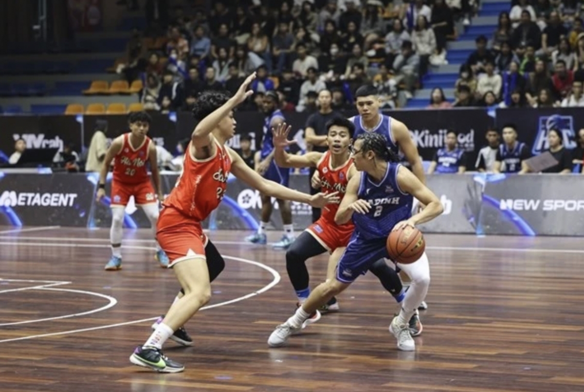 Hanoi (red) and Ba Dinh players compete in the HBC2 final. This year's competition will be held from March 9 to 20. (Photo: Courtesy of New Sports)