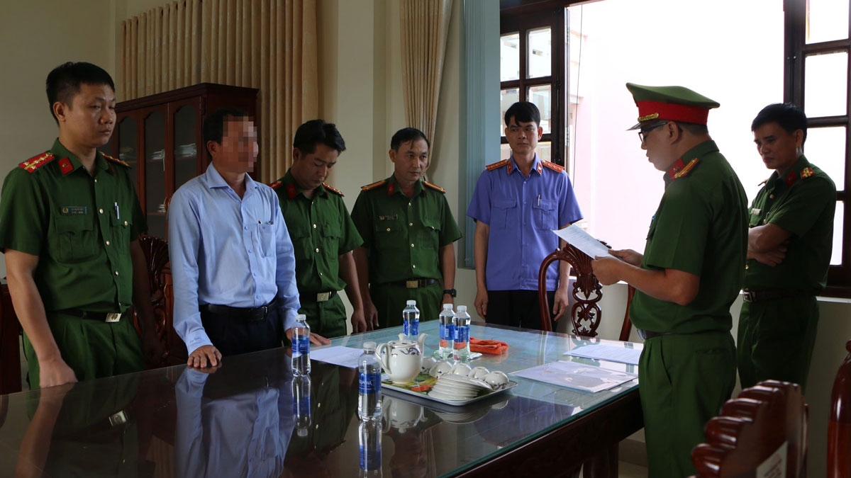 Ông Nguyễn Xuân Hoan, Phó Chủ tịch UBND huyện Bù Gia Mập nghe đọc lệnh bắt tạm giam (ảnh: CA)