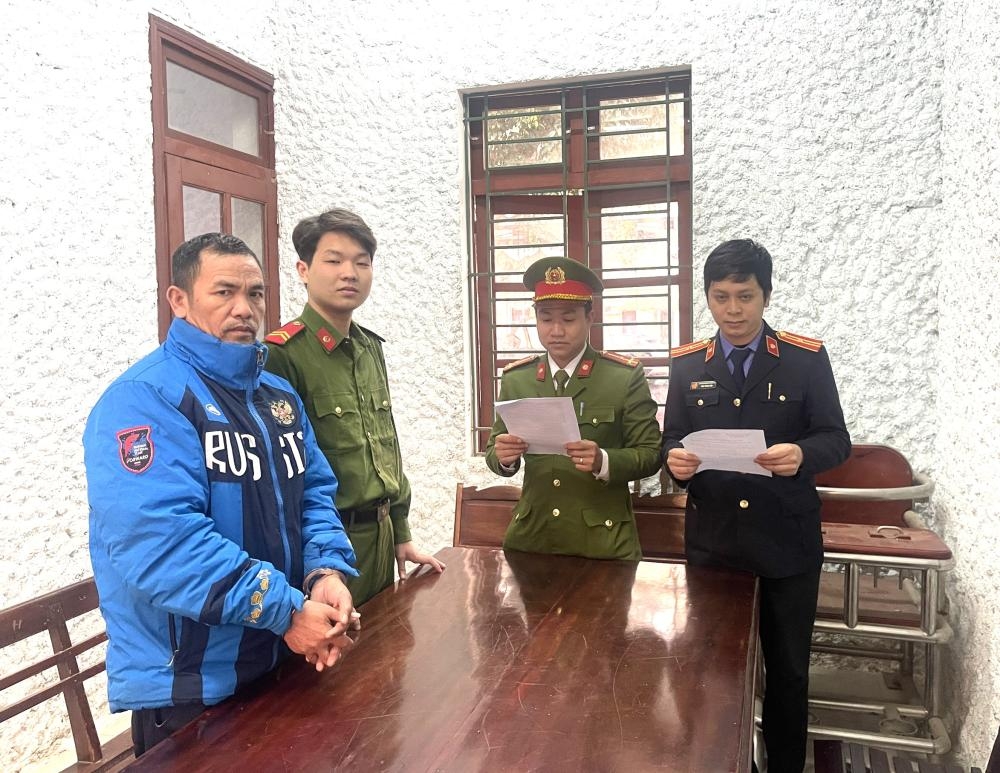Cơ quan điều tra Công an tỉnh Hà Tĩnh tống đạt quyết định bắt tạm giam đối tượng Nguyễn Văn Hương.