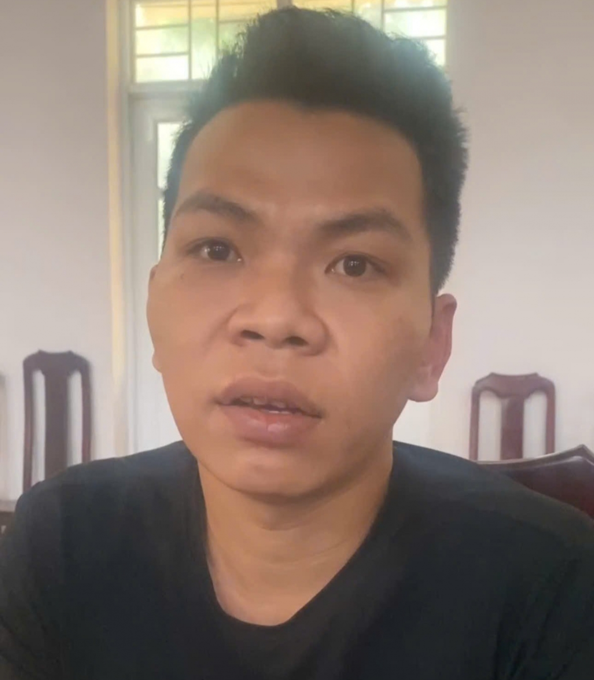 Ông Phùng Vĩ Trung tại cơ quan công an