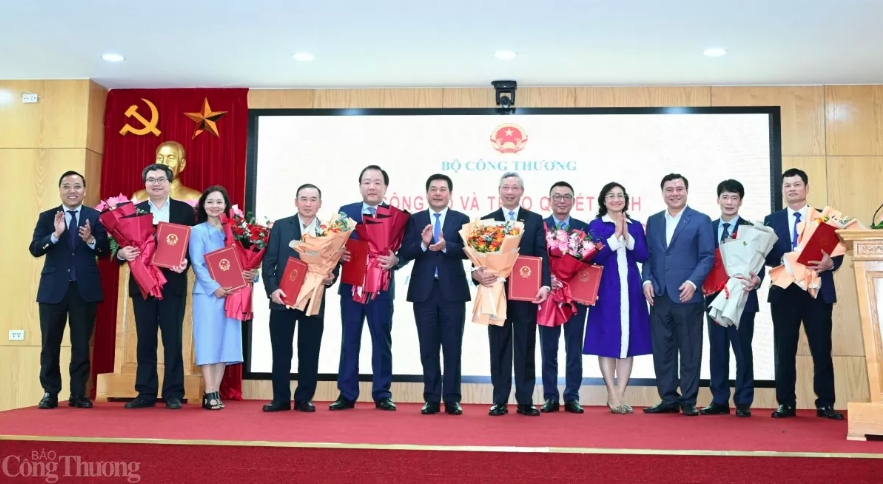 Bộ trưởng Nguyễn Hồng Diên chúc mừng các nhân sự lãnh đạo được bổ nhiệm. Ảnh: Báo Công Thương