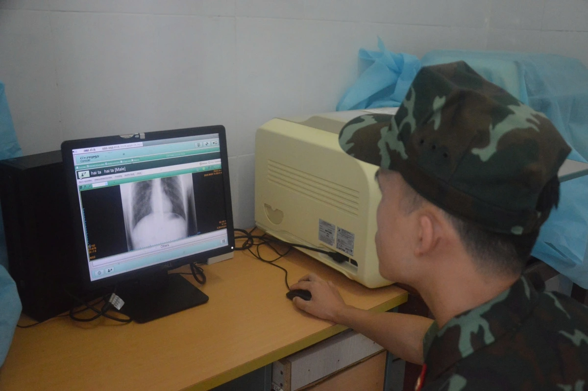 Các y, bác sỹ Bệnh xá đảo Song Tử Tây chẩn đoán ngư dân bị viêm phổi