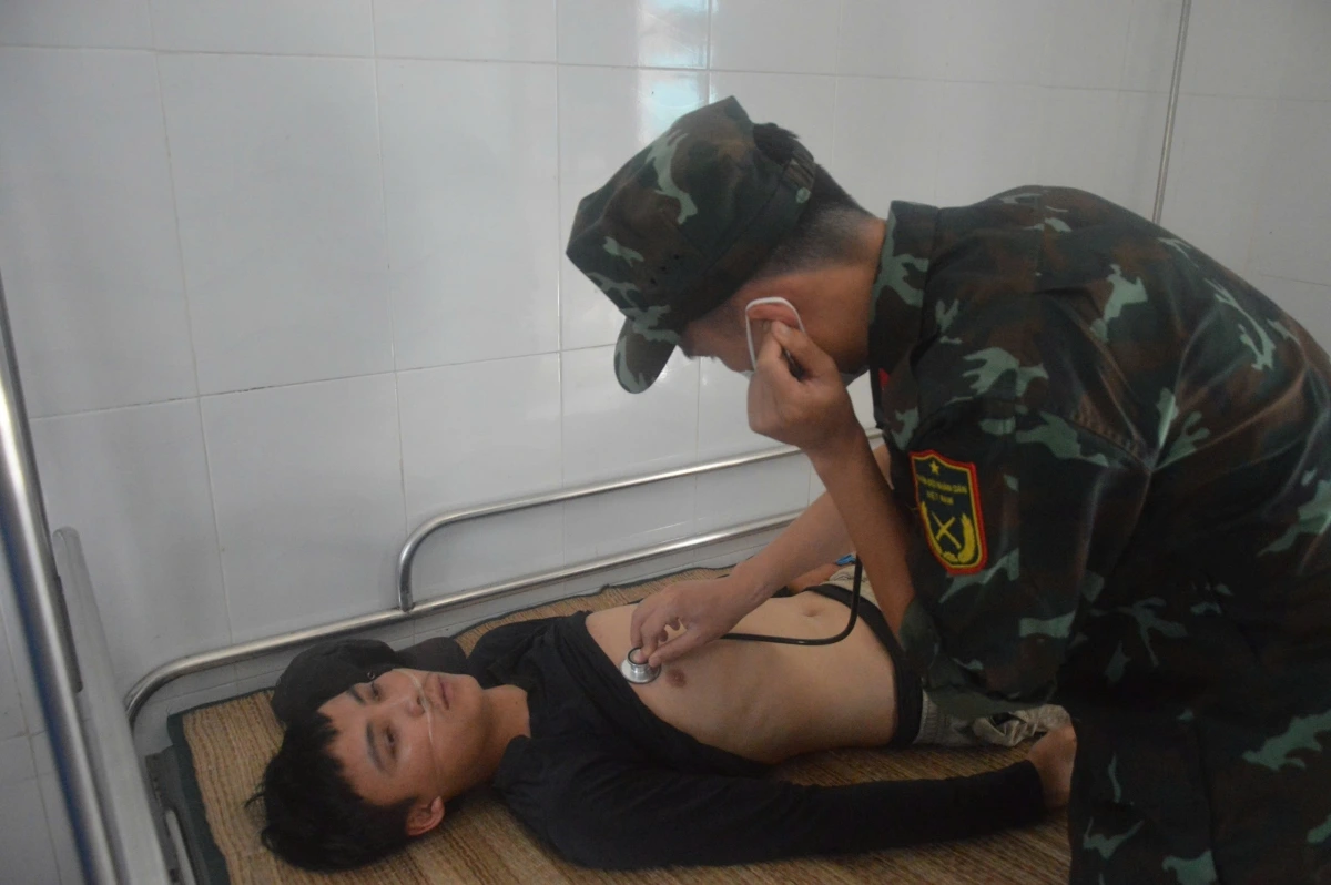 Các y, bác sỹ thăm khám ngư dân bị viêm phổi