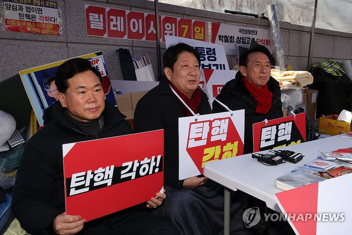 Biểu tình của các Nghị sỹ đảng cầm quyền.(Ảnh: Yonhap News)