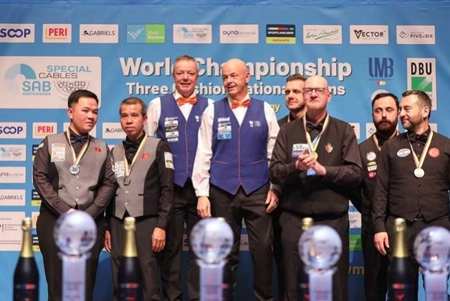 Vietnamese cueists Tran Quyet Chien and Bao Phuong Vinh fail to secure their championship title at the 2025 World Championship 3-Cushion National Teams (Photo: UMB)