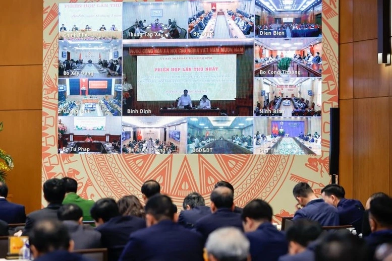 Chủ tịch UBND Bình Định Phạm Anh Tuấn báo cáo về việc xây dựng chính quyền không giấy tờ  (Ảnh: VGP/Nhật Bắc)