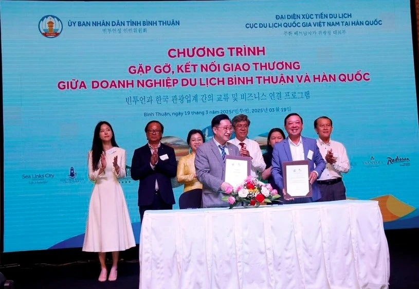 At the signing ceremony of a cooperation agreements between tourism agencies of Binh Thuan and the Republic of Korea.