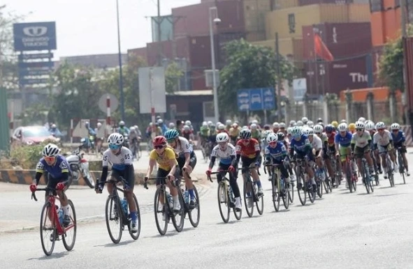 The female cyclists fiercely compete in the final stage from Vung Tau to Binh Duong at Biwase Cup 2025.