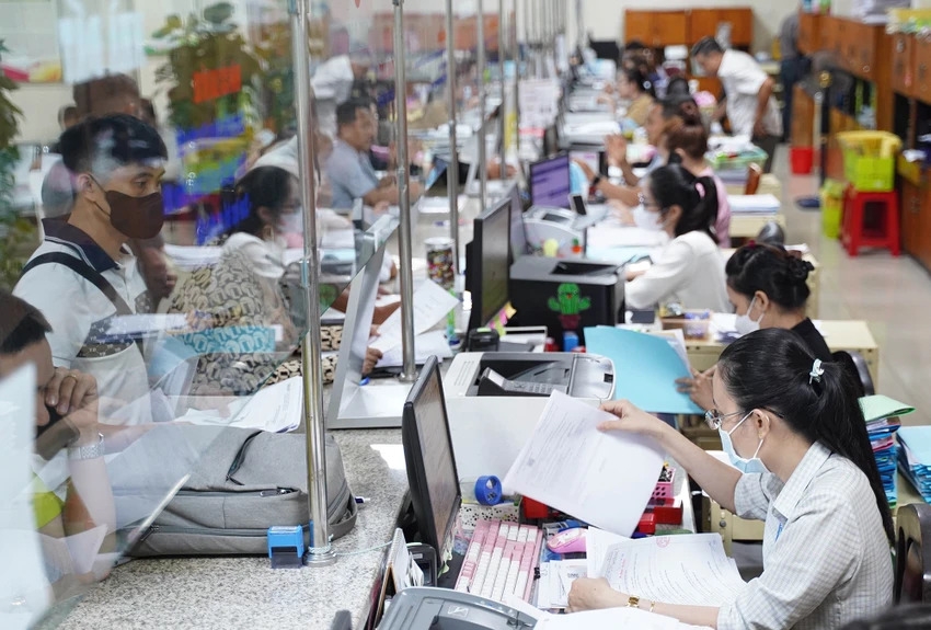 Bộ Chính trị chỉ đạo tạm dừng tuyển dụng, bổ nhiệm cán bộ làm lãnh đạo, quản lý từ ngày 7/3 đến khi hoàn thành sáp nhập tỉnh, bỏ cấp huyện, tổ chức lại cấp xã, sắp xếp tổ chức bộ máy... Ảnh minh họa: THUẬN VĂN