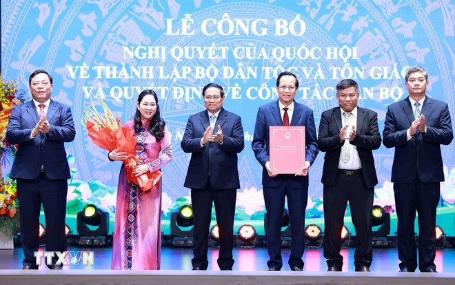 Thủ tướng Phạm Minh Chính trao Quyết định thành lập Bộ Dân tộc và Tôn giáo cho lãnh đạo bộ. (Ảnh: Dương Giang/TTXVN)