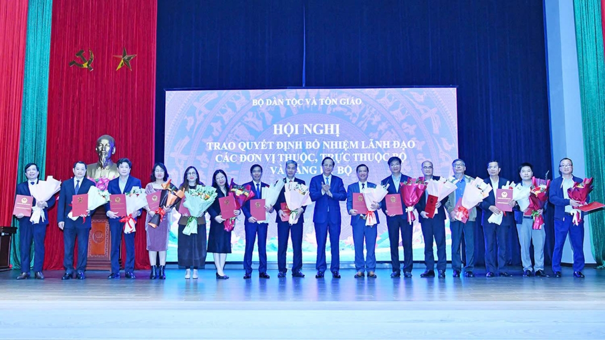 Bộ trưởng Đào Ngọc Dung trao quyết định bổ nhiệm cho lãnh đạo các đơn vị thuộc, trực thuộc Bộ Dân tộc và Tôn giáo. Ảnh: Bộ Dân tộc và Tôn giáo