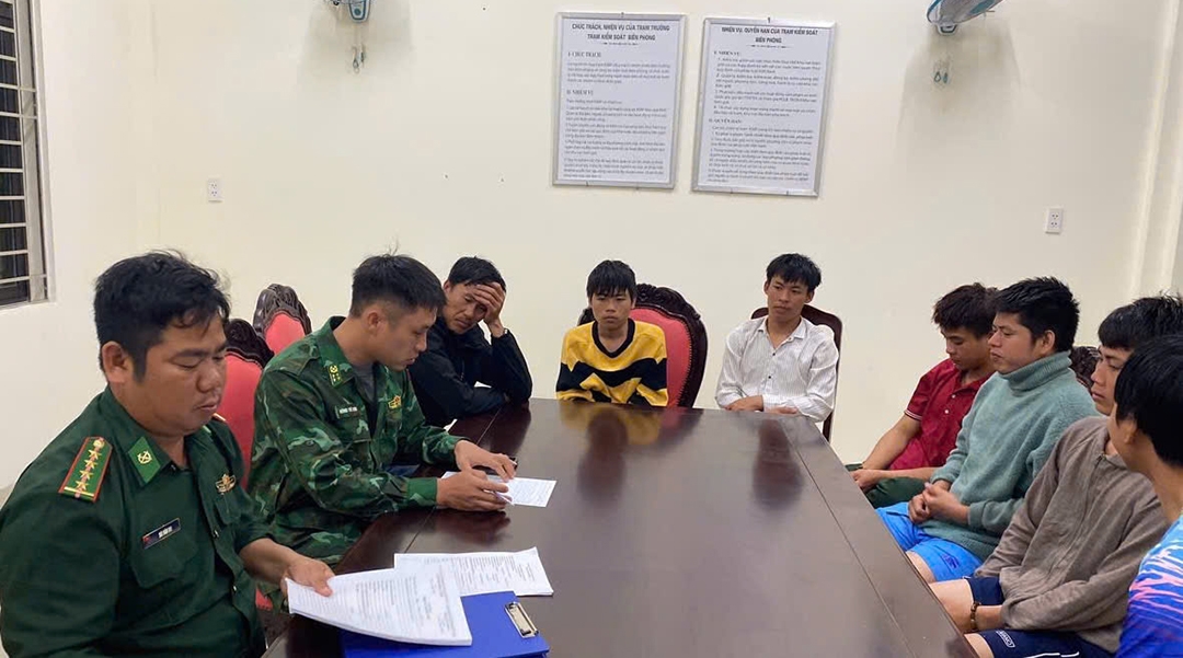 Bộ đội Biên phòng làm việc với 7 ngư dân trên 2 tàu cá