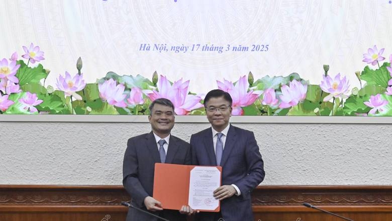 Phó Thủ tướng Lê Thành Long trao quyết định bổ nhiệm Thứ trưởng Bộ Tư pháp cho ông Nguyễn Thanh Tú. (Ảnh: Bộ Tư pháp)