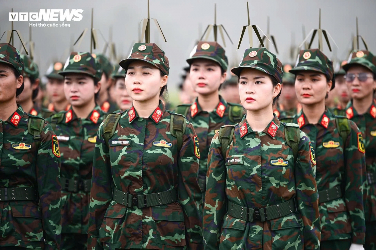 Trong buổi hợp luyện diễu binh, diễu hành dịp lễ kỷ niệm 50 năm Ngày Giải phóng miền Nam, thống nhất đất nước, những "bóng hồng" của khối Quân đội gây ấn tượng với ngoại hình tươi tắn và các động tác điều lệnh nhanh, mạnh, dứt khoát.