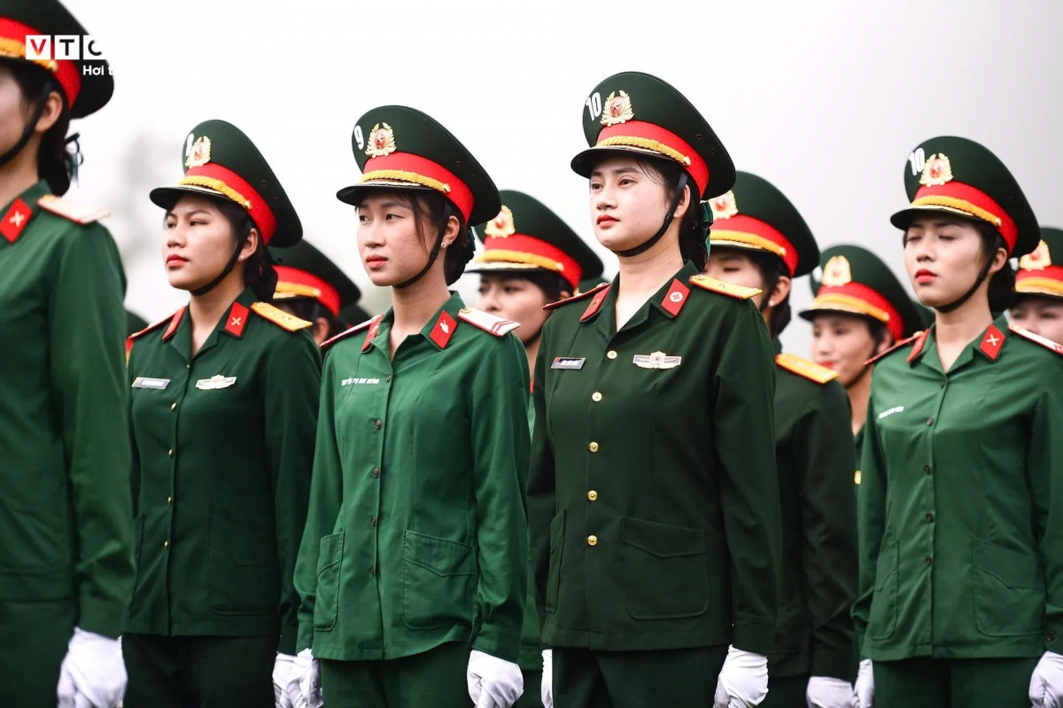 Khối nữ được tuyển chọn trong toàn quân với ngoại hình ưa nhìn, chiều cao 1m65 - 1m75.