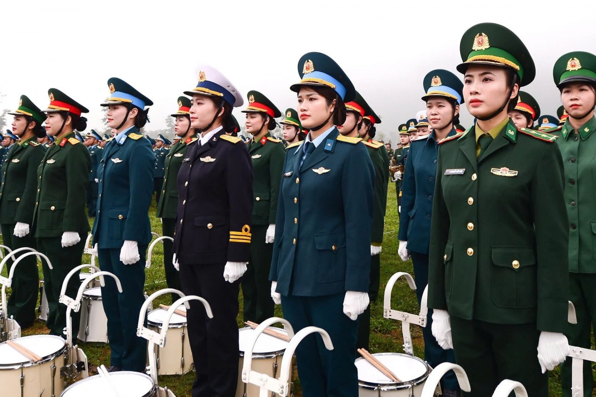 Các nhạc cụ được khối nữ quân nhạc sử dụng gồm: Trống, kèn trumpet, kèn cor, kèn tuba, kèn saxophone, kèn baritone, kèn helicon…