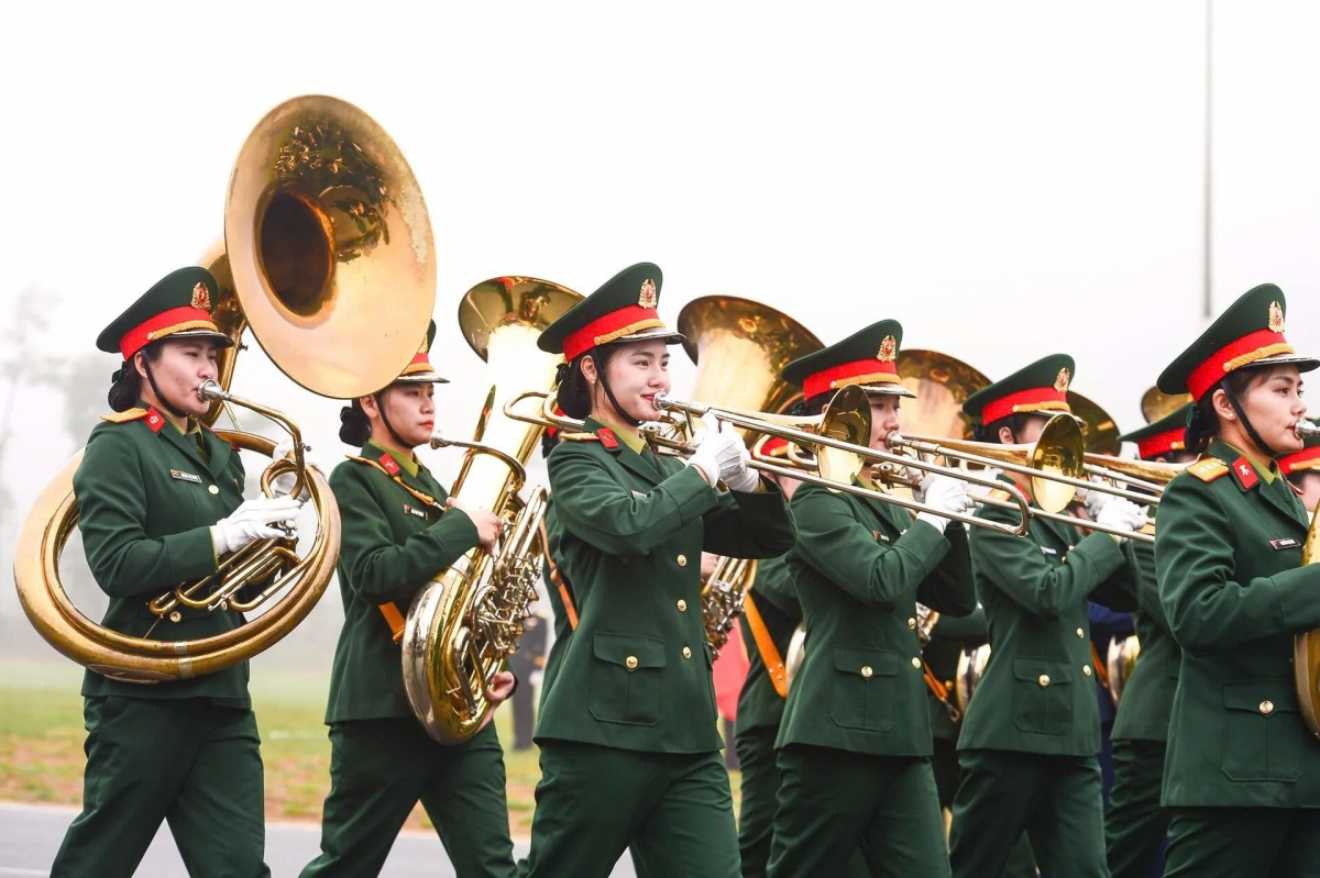 Những "bóng hồng" tham gia hợp luyện gây ấn tượng không chỉ với vẻ ngoài khỏe khoắn, xinh đẹp mà còn nhờ động tác điều lệnh nhanh, mạnh, dứt khoát, thể hiện sức mạnh hùng dũng của đội hình.