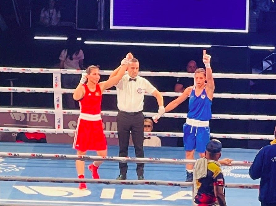 Ha Thi Linh (L) defeats Venezuelan opponent Omailyn Alcala in the women's 63kg category. (Photo: sggp.org.vn)
