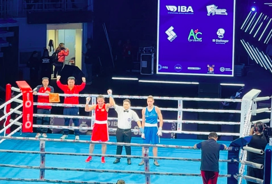 Female boxer Ha Thi Linh (L) qualifies for 2025 World Championships semi-finals. (Photo: sggp.org.vn)