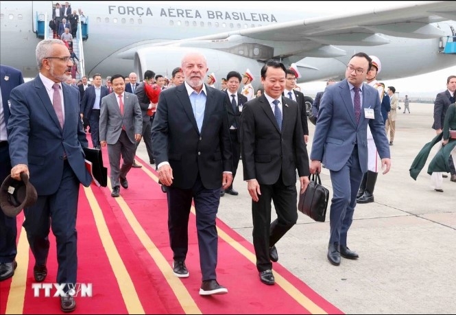 Brazilian President Luiz Inacio Lula da Silva arrived at Noi Bai International Airport in Hanoi on March 27 afternoon for a three-day state visit to Vietnam. This marks President Lula da Silva’s second visit to Vietnam, 17 years after his first trip in 2008. (Photo: VNA)