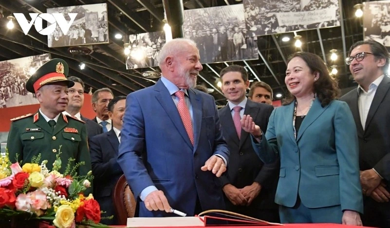 Brazilian President Luiz Inácio Lula da Silva and Vice President Vo Thi Anh Xuan visited the Vietnam Military History Museum in Hanoi on March 29.