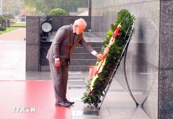 During his stay in Vietnam, President Lula da Silva laid a wreath and paid tribute President Ho Chi Minh at his mausoleum, as well as laid flowers at the Monument to Heroes and Martyrs on Bac Son street, Ba Dinh district, Hanoi. (Photo: VNA)