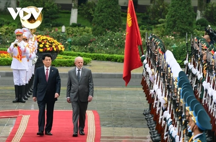 State President Luong Cuong hosted a state-level welcome ceremony for his Brazilian counterpart Lula da Silva on the morning of March 28 in Hanoi.