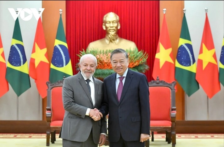 During a meeting in Hanoi on March 28 with Party General Secretary To Lam, the Brazilian President agreed to augment cooperation with Vietnam across all channels, including party-to-party and political organization exchanges, as well as locality-to-locality and people-to-people diplomacy, to serve as a solid foundation for bilateral relations.