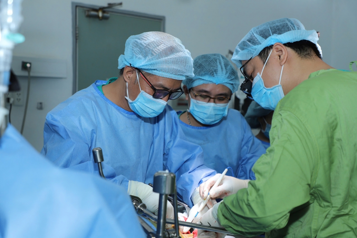 Các bác sĩ tiến hành phẫu thuật cứu những bệnh nhân khác (ảnh: BVCC)
