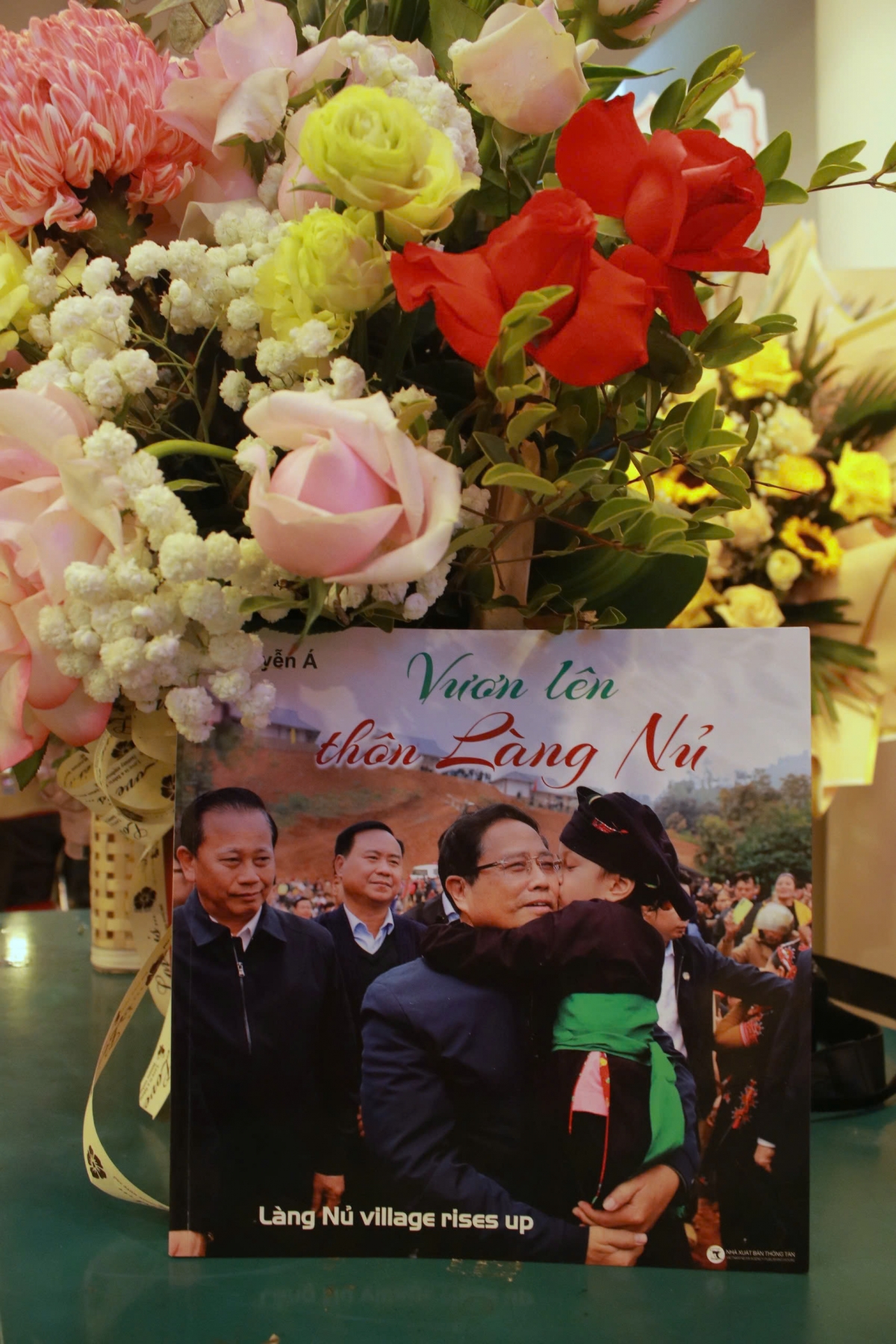 Bức ảnh Thủ tướng Phạm Minh Chính bên cạnh em Hoàng Ngọc Lan tại thôn làng Nủ