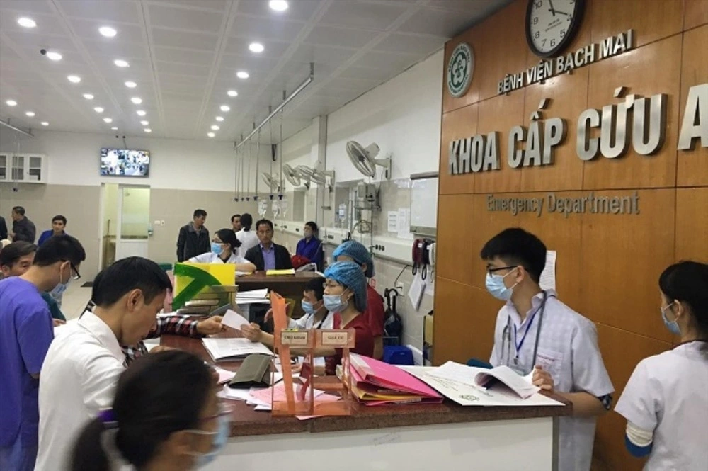 Theo PGĐ Bệnh viện Bạch Mai Vũ Văn Giáp, để tránh phải xếp hàng chờ đợi, người dân nên thay đổi thói quen khám bệnh bằng cách đặt lịch hẹn.